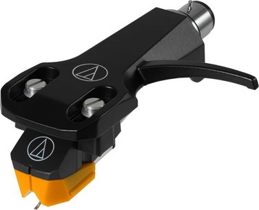 Audio-Technica AT-VM95EN/H pickup monteret på sort headshell med orange nål set fra siden