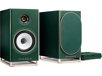 Triange Capella 2 mørkegrønne smarthøjttalere i bogreolformat, hvid woofer, guldfarvede metalfødder