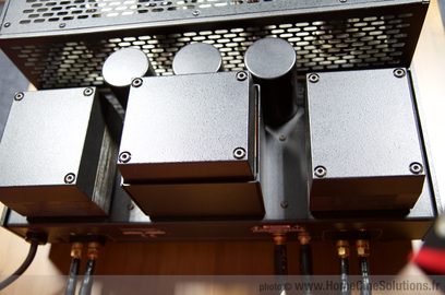Audio zesilovač Conrad-Johnson Premier Eleven, detailní pohled shora na vnitřní stříbrné kovové moduly