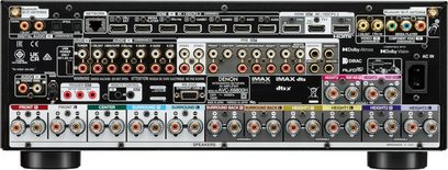 Denon AVC-X6800H sølvfarget hjemmekino-forsterker, frontvisning, mange kontakter og knapper på frontpanelet, sentralt display