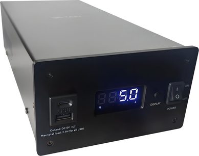 Carcasă de alimentare neagră și argintie, vedere din trei sferturi, cu ecran LED, porturi USB-C și USB-A și întrerupător