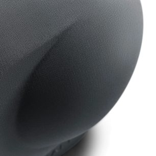 Pokrowiec DEVIALET COCOON - PHANTOM II w kolorze ciemnoszarym, z bliska widoczna romboidalna, pikowana tekstura materiału