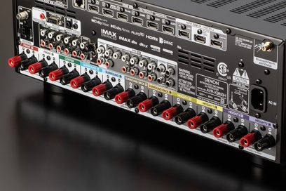 Denon AVC-X3800H schwarzer Heimkino-Verstärker, Nahaufnahme der Rückseite, Audio-/Video-Anschlüsse mit HDMI-, Cinch- und Schraubklemmen-Anschlüssen