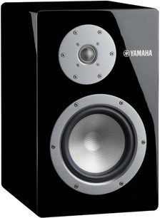Głośnik Yamaha NS-3000 w czarnym lakierze fortepianowym, widok z trzech czwartych, tweeter i woofer otoczone pierścieniami ze szczotkowanego metalu