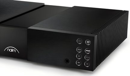 vedere din față laterală, șasiu dreptunghiular negru din metal periat, rând de butoane circulare iluminate cu inscripții power stream tuner av phono aux cd, mufă jack frontală, radiator lateral zimțat