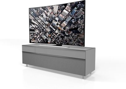 TV-møbel Spectral Scala SC1656 grå med fladskærm, der viser et tætpakket luftfoto af skyskrabere i en storby