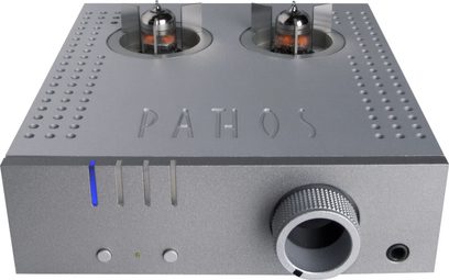 Pathos Aurium hodetelefonforsterker i sølv, rektangulært perforert metallkabinett, 2 vakuumrør, jack-kontakter på forsiden