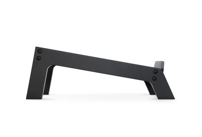 Suport de boxă Mofi Electronics SourcePoint 10, bază neagră din metal, profil lateral cu picioare înclinate