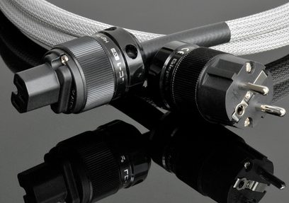 Chromované kovové IEC a Schuko konektory na černo-bíle opletených síťových kabelech