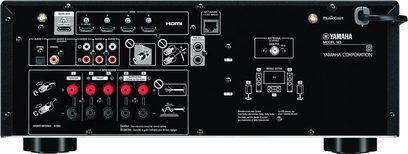 Yamaha RX-V4A sort hjemmebiografsforstærker, set forfra, med tilslutninger og betjeningsknapper på forsiden, central skærm og logo øverst til højre