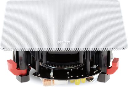 Zapuštěný stropní reproduktor Focal 100 IC6ST, pohled zdola, bílá perforovaná mřížka, červené a žluté reproduktory
