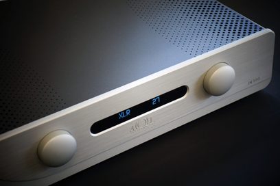 Wzmacniacz hi-fi zintegrowany stereo Atoll Electronique IN300 Evolution srebrny, widok pod kątem, przedni panel z 2 okrągłymi przyciskami, centralny ekran wyświetlający "XLR 27", perforowana powierzchnia górna