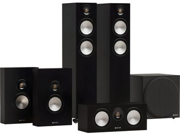 Monitor Audio Bronze 300 5.1 luidsprekerset in zwart met houtstructuur, bestaande uit twee torens, een horizontale centerluidspreker, twee boekenplankluidsprekers en een subwoofer, vooraanzicht