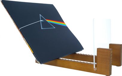 Nábytek a úložný prostor pro gramofon ze dřeva s průhlednými bočními podpěrami, vložená nakloněná gramofonová deska