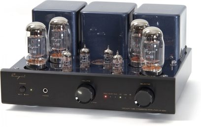 Integrovaný stereofonní lampařský zesilovač Cayin CS-55A KT88 v černé barvě, černý kovový kryt s tmavě modrými víky, čtyři velké lampy KT88 a tři malé lampy 12AX7/12AU7 viditelné na horní straně, přední panel s logem, tlačítkem napájení, výstupem pro sluchátka, potenciometrem hlasitosti a přepínačem s LED indikací, pohled zepředu ze tří čtvrtin