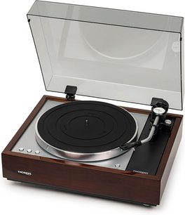 Hi-Fi gramofon TD 1601 s TP 160 v ořechovém provedení, pohled z mírně zvýšeného úhlu, průhledné víko zvednuté, černý kruhový talíř, stříbrné rameno s černou základnou, obdélníkový podstavec s dřevěným povrchem, kulaté kovové knoflíky