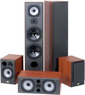 Sada reproduktorů Elipson Prestige 4 v tmavém dřevě zahrnující 5 kompaktních reproduktorů a 1 subwoofer, pohled zepředu