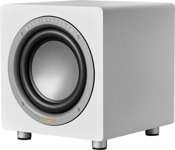 Caixa de graves AudioVector QR Sub SE branca, gabinete de madeira com acabamento fosco, grande alto-falante circular cinza com aro metálico e pés cilíndricos de metal, apresentada em vista três quartos frontal direita