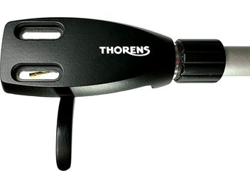 Matinis juodas TD 204 Thorens galvutės laikiklis su baltu logotipu, dviem ovaliomis angomis ir juodu svirteliu, šoninis vaizdas