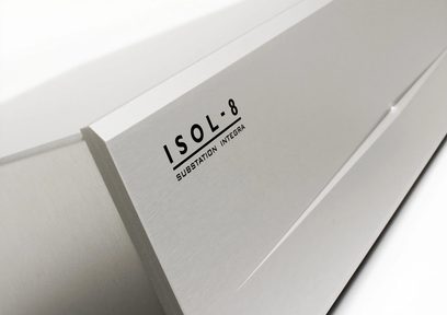 Alimentatore Isol-8 SubStation Integra argento, vista dall'alto del primo piano sul logo e il nome del modello incisi