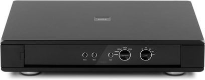 Фонокоректор Rega Aura MC чорного кольору, вигляд спереду, 2 поворотні ручки та 3 перемикачі на передній панелі, роз’єми підключення ззаду
