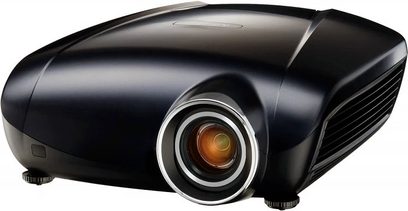 Černý videoprojektor Mitsubishi HC6800, pohled zepředu s mírným nakloněním, objektiv uprostřed, boční ventilační mřížky