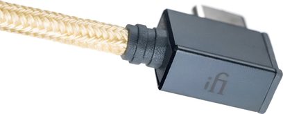 Nærbillede af iFi Audio USB 3.0-kabel type C til C, grå USB‑C-stik, beige flettet tekstilfletning
