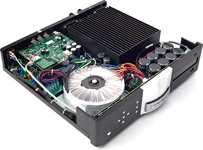 Krell Vanguard Digital integrált sztereó hi-fi erősítő, felülről nyitott nézet, látható belső elektronikai alkatrészekkel és toroid transzformátorral