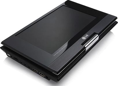 LG BP691B sort bærbar computer, set ovenfra, lukket skærm, pen og porte synlige på højre side