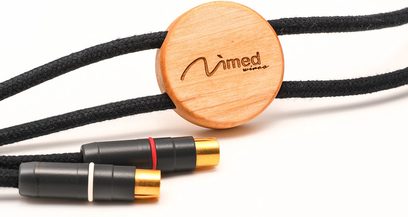 Nimed Ultimate Studio RCA 1,2 m analogt lydkabel, forgyldte RCA-stik, sort flettet kappe, træprop med indgraveret logo, nærbillede