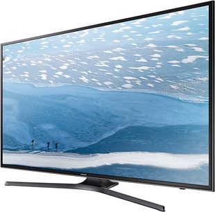 Plochý televizor Samsung UE55KU6000KXZF zobrazující letecký pohled na zasněženou sjezdovku se lyžaři