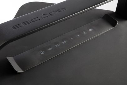 Bluetooth-højttaler Escape P9 sort, set oppefra, øverste overflade med kontrolknapper og Escape-logo i relief