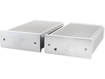 Предусилител за грамофон Transrotor Phono 8.2 MC в сребрист алуминий, двойно правоъгълно тяло с гладка предна страна и големи охлаждащи ребра отгоре и отстрани, тричетвъртен преден изглед