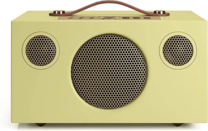 Diffusore smart Audio Pro C5 MKII W Classic giallo pallido, con tre griglie a nido d'ape e maniglia marrone sulla parte superiore