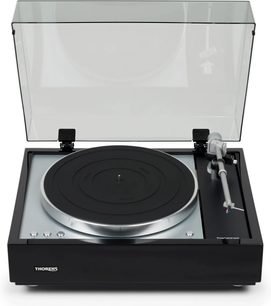 Gramofon Thorens TD 1601 v černém lesklém provedení, pohled zepředu, průhledný vyklopený protiprachový kryt, raménko a talíř v černé barvě