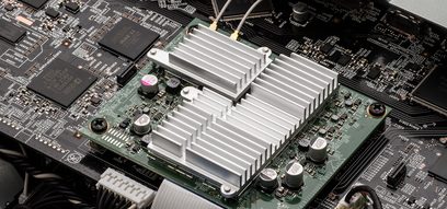 Printet kredsløb med aluminiumskølelegemer og elektroniske komponenter monteret på et computerbundkort