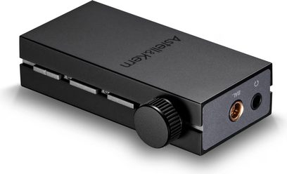 Přenosný audio převodník Astell&Kern AK-HB1 v černé barvě, pohled zepředu, obdélníkový tvar, viditelná tlačítka a konektory