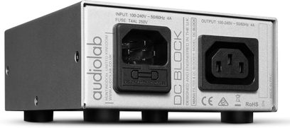 Τροφοδοτικό Audiolab DC-BLOCK ασημί με ορθογώνια θήκη, δύο μαύρες ηλεκτρικές πρίζες και τεχνικές επιγραφές