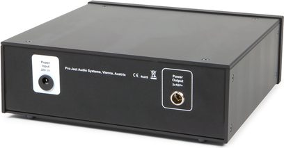 Sort metalkabinettet Pro-Ject Power Box RS Phono med strømindgangs- og udgangsstik på forsiden, set forfra