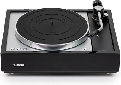 Hi-fi pladespiller TD 1601 med TP 160 sort, set forfra i en let nedadgående vinkel, sort cirkulær pladetallerken, sølvfarvet tonearm
