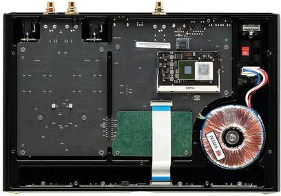 Matrix Audio X-SABRE 3 nero, vista interna con scheda elettronica nera e trasformatore toroidale in basso a destra