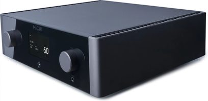Michi P5 Series 2 stereo forforstærker, set fra en vinkel, rektangulært sort kabinet, front med centralt display, 2 cirkulære knapper