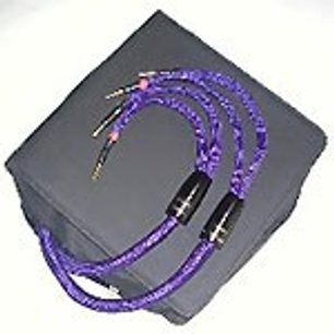 Oprullet lilla lydkabel med forsølvede bananstik, MPC Audio's Evidence HP-model, ensfarvet grå baggrund