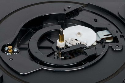 Giradischi Thorens TD 101 A nero opaco, vista ravvicinata interna del piatto e del braccio di lettura con testina