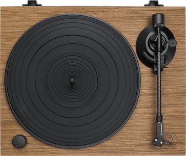 Audio Technica AT-LPW40WN pladespiller set ovenfra, sort rillet tallerken og kulfiber-tonearm på træchassis