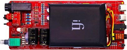 Convertitore audio portatile iFi Audio iDSD Diablo 2 visto dall'alto, circuito stampato rosso con componenti elettronici