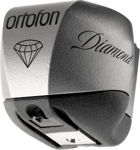 Ortofon MC DIAMOND Plattenspieler-Tonabnehmer, Nahaufnahme, leicht seitlicher Blickwinkel, Vorderseite sichtbar, graues Metallgehäuse, Diamant-Logo und Aufschrift "Diamond" in Schwarz, Abtastnadel unten