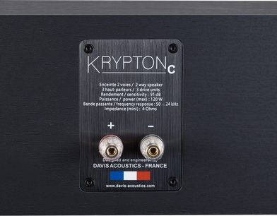 Centrálny reproduktor Davis Acoustics Krypton C, zadný pohľad, čierna obdĺžniková kovová doska s bielym textom, 2 pozlátené terminály