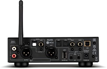 Audiolab D7 audio DAC pārveidotāja aizmugures skats melnā metāla korpusā ar vertikālu antenu pa kreisi un XLR, RCA, koaksiālo, optisko, USB savienotāju un barošanas pieslēgvietu komplektu