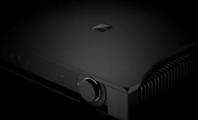 Amplificador hi-fi estéreo Rega Aethos preto, vista de três quartos frontal esquerda, frente com botão giratório e entrada para fones de ouvido